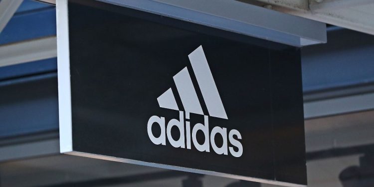 Adidas hebt Prognose an – doch die Aktie stürzt ab